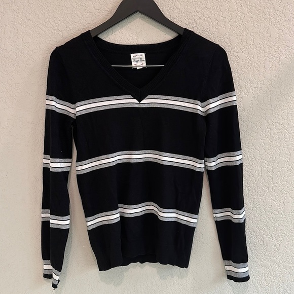 Hippie Rose Tops - Hippie Rose Long sleeve cotton V neck sweater size M